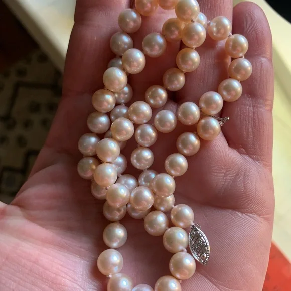 14kt white gold clasp baby pink pearls set in necklace! Stunning 😍 - Picture 3 of 8
